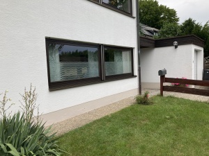 Außenansicht einer Fensterfolie mit weißen Wellen