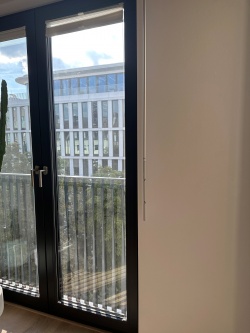 Spion-Spiegelfolie als Hitze- und Sichtschutz im Wohnzimmer