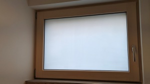 Kleberlose Milchglasfolie als einen blickdichten Sichtschutz im Badezimmer