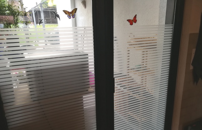 Sichtschutzfolie im Streifendesign mit 18mm Streifenbreite