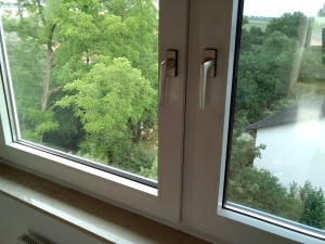 Doppelfenster mit/ohne Sonnenschutzfolie als Vergleich