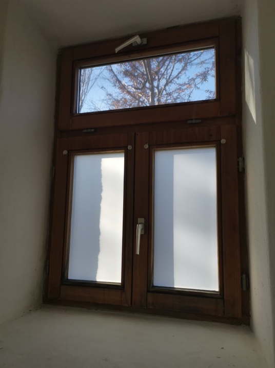 Milchglas Fensterfolie in weiß auf einer Scheibe