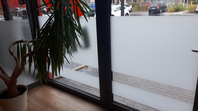 undurchsichtige weiße Sichtschutzfolie auf großen Fensterflächen