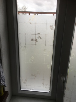Fensterfolie statisch in Bleiglasoptik auf einer schmalen Scheibe