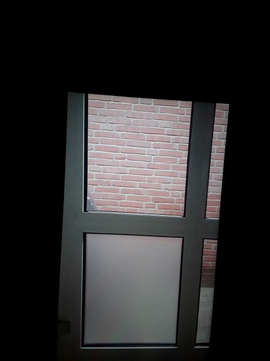 Adhäsionsfolie im Ätzglasdesign auf einem feststehendem bodentiefen Fenster