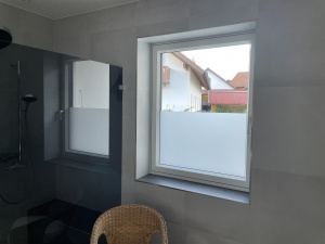 Selbstklebende Sandstrahldesignfolie im Bad