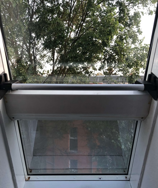 Ein modernes Dachfenster mit der dunkel verspiegelten Sonnenschutzfolie