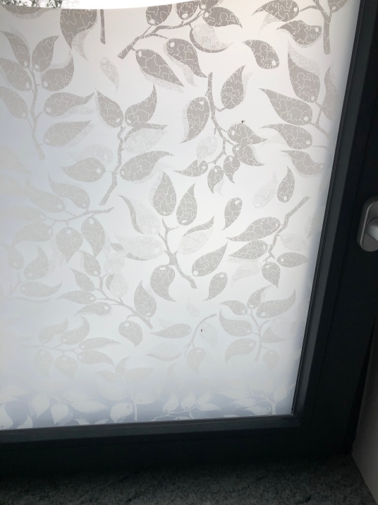 Fensterfolie, weiße Blätter auf weißem Grund