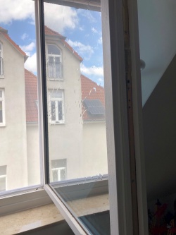 Folie angebracht auf einem Fenster zum Schutz gegen Hitze