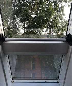 Ein modernes Dachfenster mit der dunkel verspiegelten Sonnenschutzfolie