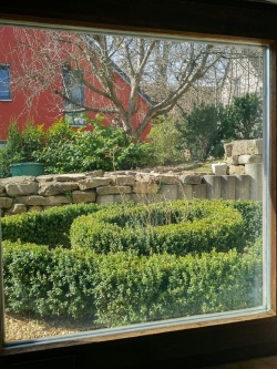 Einbruchschutzfolie an einem Fenster mit Aussicht in den Garten 2