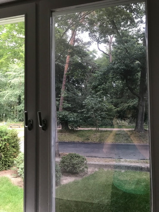 Bronzene Spionspiegelfolie als Sichtschutz für das Schlafzimmerfenster