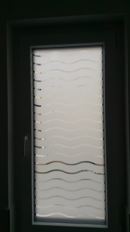 Klebefolie mit Wellen Optik auf einem Flügelfenster