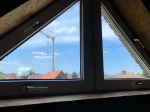 Sonnenschutzfolie silber dunkel auf einem Spitzboden Fenster