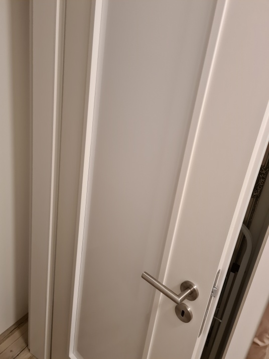 Verdunkelungsfolie auf einer Zimmertür
