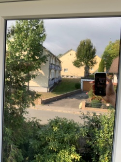 Blicke von außen durch ein Fenster mit Spiegelfolie werden wirkungsvoll unterbunden