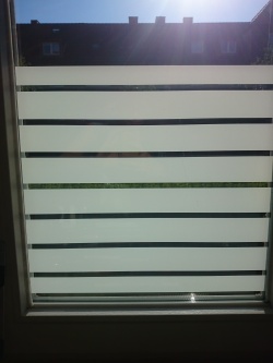 Weiß matte Streifenfolie als dekorativer Sichtschutz 