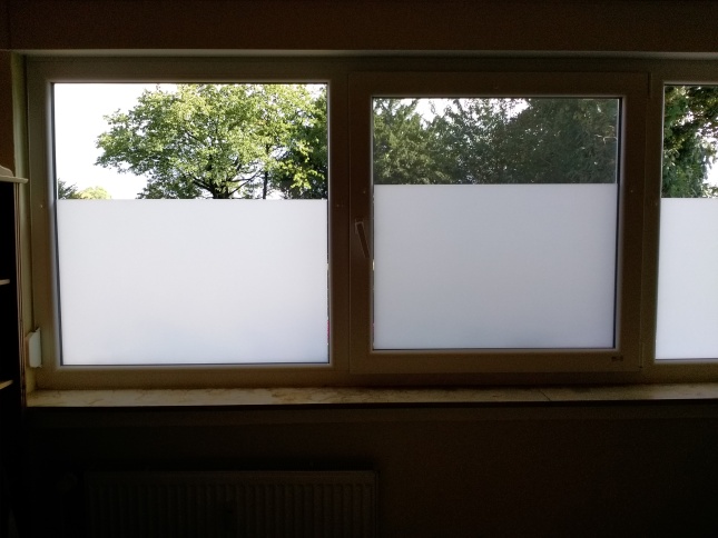 Blickdichte selbsthaftende Milchglasfolie im Wohnzimmer als Sichtschutz aufgebracht.