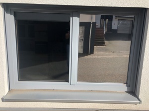 Spiegeleffektfolie silber mit Sichtschutz bei Tage