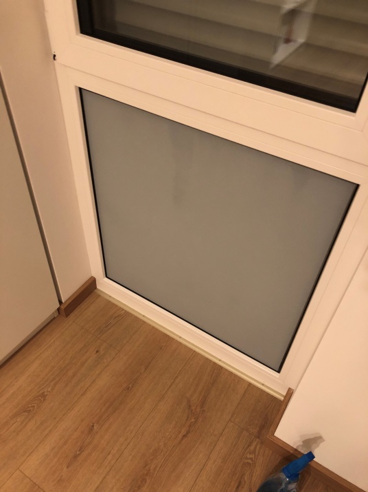 Blichkdichte Adhäsionsfolie mit hohem Sichtschutz im Badezimmer