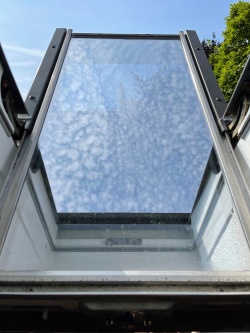 Spionspiegelfolie, silber verspiegelt auf einem Dachfenster
