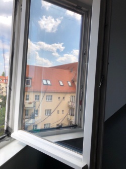 Verspiegelte Sonnenschutzfolie als Hitzeschutz im Kinderzimmer