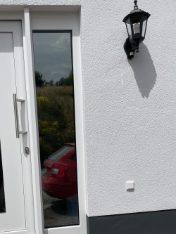 Spionspiegelfolie auf einem Lichtband neben einer Haustür