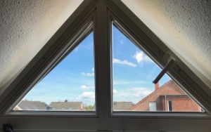 Sonnenschutz Fensterfolie auf zwei Dreiecksfenstern angebracht