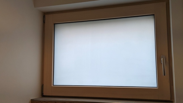Kleberlose Milchglasfolie als einen blickdichten Sichtschutz im Badezimmer