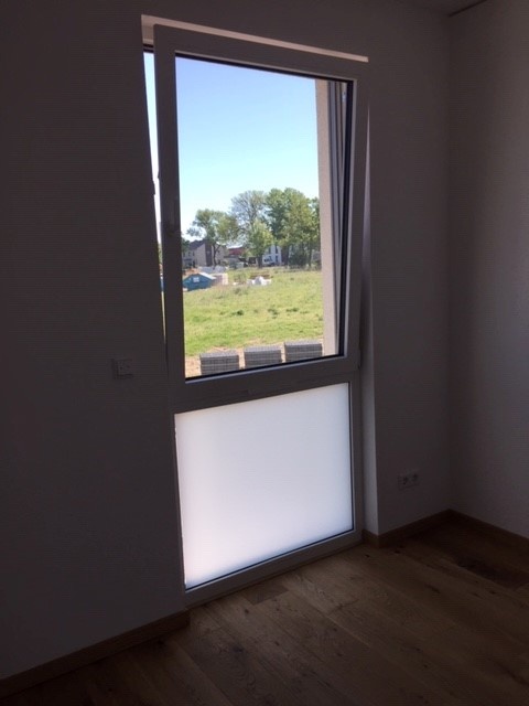 Adhäsionsfolie, weiß blickdicht in einem Wohnraum