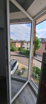 Stark verspiegelte Sonnenschutzfolie auf einem Außenfenster
