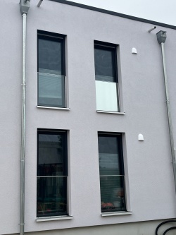 Glasgeländer mit silberner Spiegelfolie