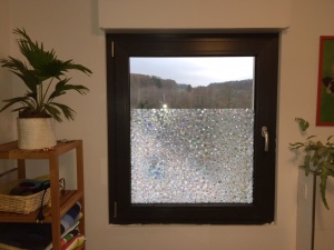 Selbsthaftende Folie mit einem schimmernden Glaszeffekt für das Kinderzimmer