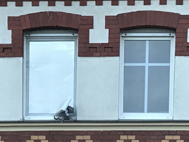 Außenansicht eines Fensters mit Spiegelfolie und ohne