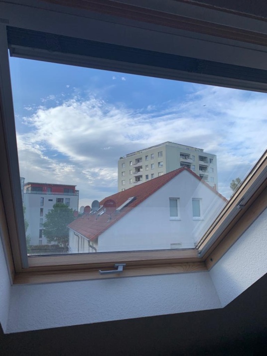 Dachfenster mit angebrachter dunkel verspiegelter Sonnenschutzfolie