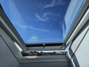 Wärmeschutz Fensterfolie auf einem Dachfenster