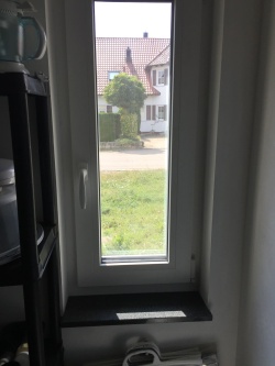 Sonnenschutzfolie als Hitzeschutz auf einem schmalen Fenster