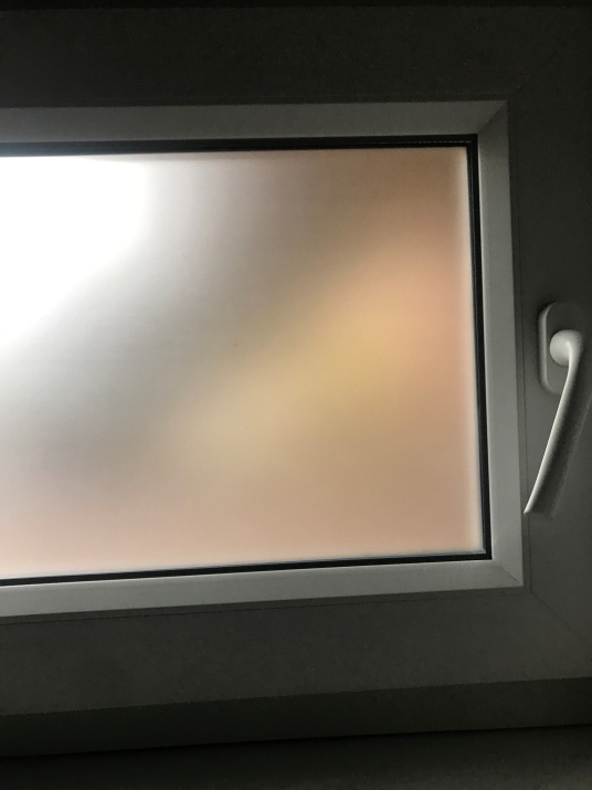 Adhäsionsfolie in Ätzglasdesign am Kellerfenster
