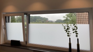 Sichtschutz Fensterfolie weiß matt auf einem Doppelfenster