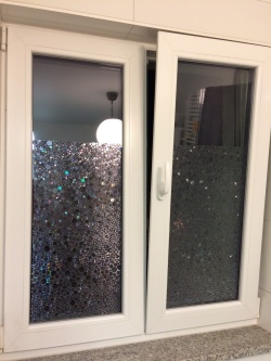 Dekorative Folie in Perlen- Glanzoptik im Badezimmer