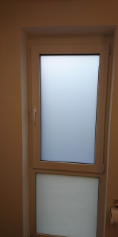 Milchglasfolie auf einem feststehenden Fenster als Sichtschutz montiert. 