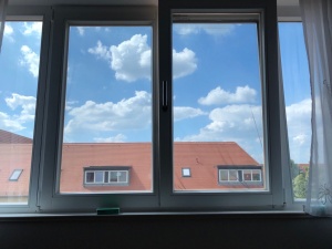 Mittlere Sonnenschutzfolie als Hitzeschutz im Kinderzimmer