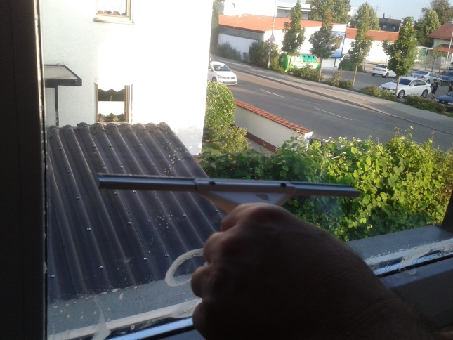 Frisch angebrachte A1 Einbruchschutzfolie an einem Fenster mit Blick auf die Straße