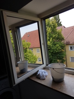 Spiegeleffekt der silber dunkel verspiegelten Sonnenschutzfolie an einem Fenster