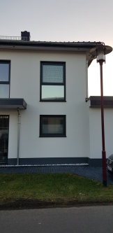 verspiegelte Sichtschutzfolie silber dunkel auf einem geteiltem Fenster