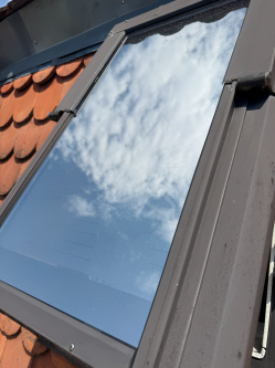 Dachfenster mit Hitzeschutzfolie für die Aussenmontage