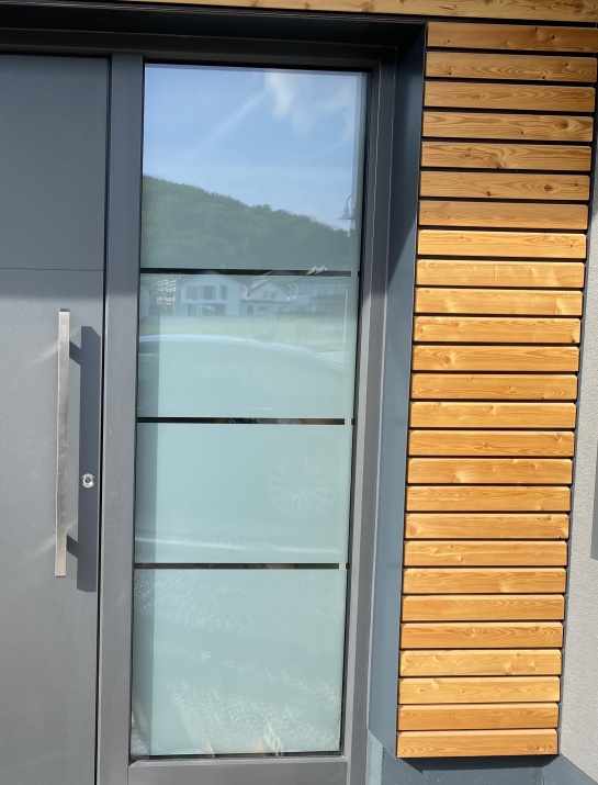 Haustür mit blickdichter Sichtschutzfolie
