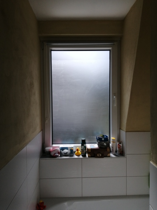 Ätzglasfolie auf einem Badezimmerfenster