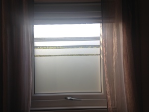 Ein Glasdekor mit individuellen Streifen als Sichtschutz 