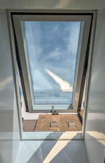 Mittel verspiegelte Sonnenschutzfolie auf einem Dachfenster